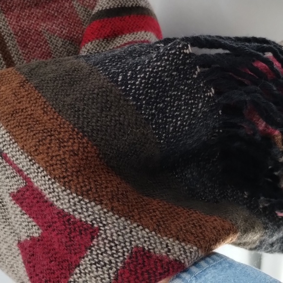 Carapace tribal western design shawl/poncho/shrug OSFA brown/red colors w/fringe - Picture 3 of 5